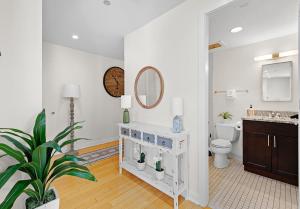 ein Badezimmer mit Toilette, Waschbecken und Spiegel in der Unterkunft Furnished Apartment in Downtown in Boston