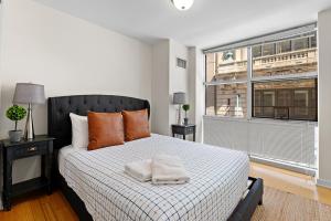 Ein Bett oder Betten in einem Zimmer der Unterkunft Furnished Apartment in Downtown