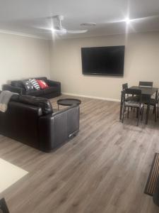 Μια τηλεόραση ή/και κέντρο ψυχαγωγίας στο Central comfort-west albury