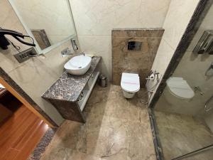 Et badeværelse på Hotel The Crown Inn Jhunjhunu + 21 billeder