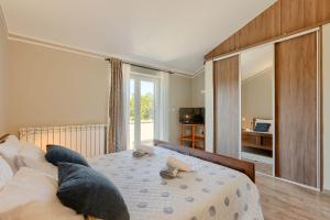 Un dormitorio con una cama y una ventana grande en Traumhafte Finca mit Tischtennis, Spielplatz, Basketballplatz, Privatpool, Outdoor-Kueche, en Pazin 32 fotos más