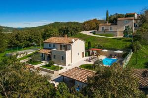 una vista aérea de una casa con piscina en Traumhafte Finca mit Tischtennis, Spielplatz, Basketballplatz, Privatpool, Outdoor-Kueche, en Pazin