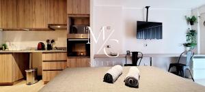 安托法加斯塔Departamentos Exclusivos con wifi, Cocina, TV Smart, toallas, Cowork, Central. San Martin 2406.的厨房配有桌子和2条毛巾