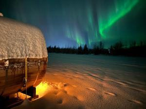 费尔班克斯The Adamina的天空中的冰屋和极光