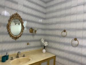 un baño con lavabo y espejo en Casa Luna Suites-4, en Monterrey 72 fotos más