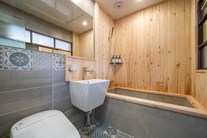 统营市Hound Hotel Tongyeong的一间带卫生间和浴缸的浴室 更多20张照片
