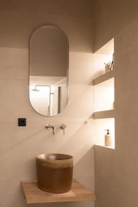 パトラにあるHOM Sleep Trip Repeatのバスルーム(洗面台、鏡付)