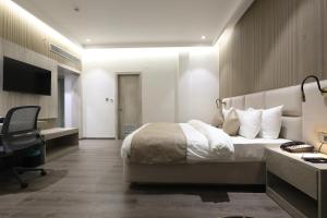 Hotel Swarn Towers的电视和/或娱乐中心