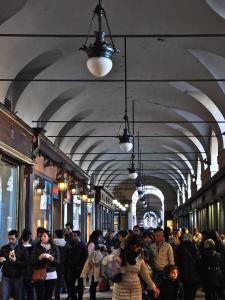 una folla di persone che camminano in una stazione della metropolitana di Sacra Domus apartment a Roma