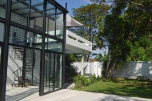 Κήπος έξω από το Villa Clara Mutiara Pool Villa