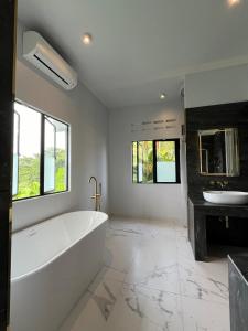 Ένα μπάνιο στο Villa Clara Mutiara Pool Villa +47 φωτογραφίες
