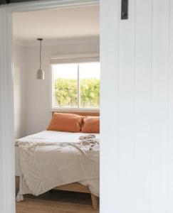 a bedroom with a bed and a window at Dreamy Staiz - Riverland Abode in Barmera