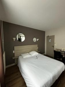 Postel nebo postele na pokoji v ubytování LOGIS -Hotel & Restaurant de la Place