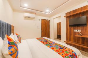 Televisyen dan/atau pusat hiburan di FabHotel Rachna Palace and Banquets - Nr Lekhraj Metro Station