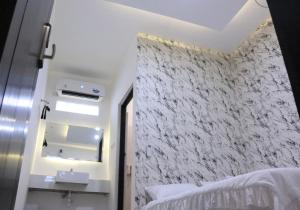 Postel nebo postele na pokoji v ubytování Trion Homestay Syariah