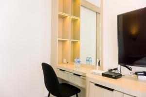 TV a/nebo společenská místnost v ubytování Well Furnished and Elegant 1BR at Bintaro Embarcadero Apartment By Travelio