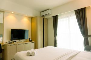 TV a/nebo společenská místnost v ubytování Well Furnished and Elegant 1BR at Bintaro Embarcadero Apartment By Travelio