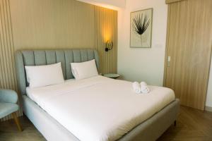 Postel nebo postele na pokoji v ubytování Well Furnished and Elegant 1BR at Bintaro Embarcadero Apartment By Travelio + 9 fotografií