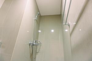 Koupelna v ubytování Well Furnished and Elegant 1BR at Bintaro Embarcadero Apartment By Travelio