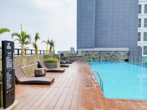 Bazén v ubytování Well Furnished and Elegant 1BR at Bintaro Embarcadero Apartment By Travelio nebo v jeho okolí