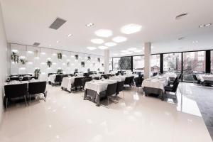 Reštaurácia alebo iné gastronomické zariadenie v ubytovaní Hotel Cardenal