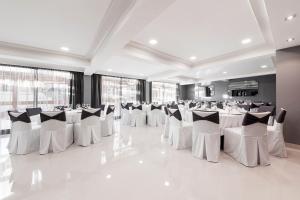 Reštaurácia alebo iné gastronomické zariadenie v ubytovaní Hotel Cardenal