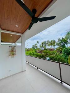 an open living room with a ceiling fan and a balcony at New Green Coco Villa in Amed