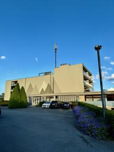 El edificio en el que está la casa vacacional