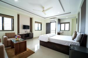 Hotel Bramha Inn Aundh Wakad Rooms Restaurant Banquet客房内的一张或多张床位