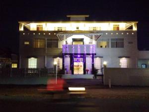 Budova, kde se hodinový hotel nachází + 2 fotografie