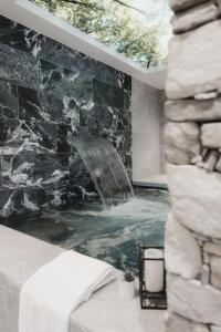 Bazén v ubytování Chalet Hôtel Quartz nebo v jeho okolí