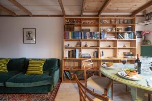 Fotografie z fotogalerie ubytování Hatters, Aldeburgh - Only a short walk from the Aldeburgh Beach and a bustling High Street - Aldeburgh Coastal Cottages v destinaci Aldeburgh