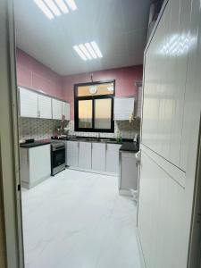 Kuchyň nebo kuchyňský kout v ubytování حتا مصفوت