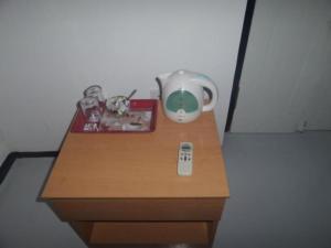 米瑞莎Coralworld Hotel的一张木桌,上面有遥控器