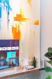 TV a/nebo společenská místnost v ubytování Maritime Suites by Stellar ALV