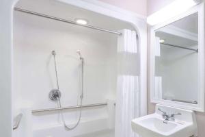 une salle de bain blanche avec une douche et un lavabo dans l'établissement Baymont by Wyndham Cambridge, à Cambridge 10 autres photos