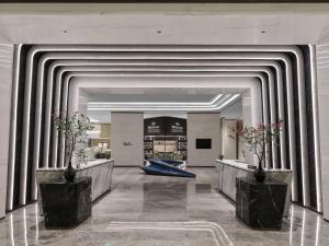 a hallway in a building with a store at Hilton Shanghai Hongqiao International Airport in Shanghai