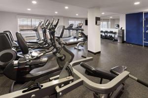 Fitness centrum a/nebo fitness zařízení v ubytování Penn Harris Hotel Harrisburg, Trademark by Wyndham
