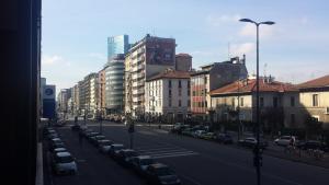 - une vue sur une rue de la ville avec des voitures garées dans l'établissement Nice Livings Gioia, à Milan