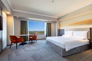 Postel nebo postele na pokoji v ubytování Hilton Tokyo Narita Airport