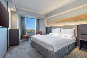 Postel nebo postele na pokoji v ubytování Hilton Tokyo Narita Airport
