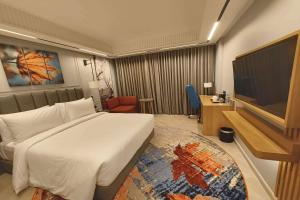 Voodi või voodid majutusasutuse Ramada Encore by Wyndham Rajbagh Srinagar toas
