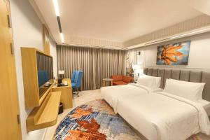 Voodi või voodid majutusasutuse Ramada Encore by Wyndham Rajbagh Srinagar toas