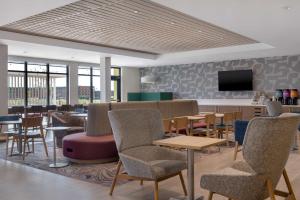 Posezení v ubytování Home2 Suites By Hilton Sheboygan