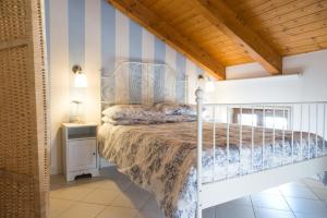 a bedroom with a bed and a striped wall at Casa Buonaiuto in Castellabate