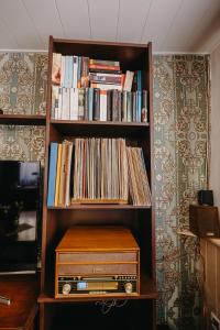 a book shelf filled with records and a wooden box at Altes Häusle am Waschbach-Weinberg in Edenkoben
