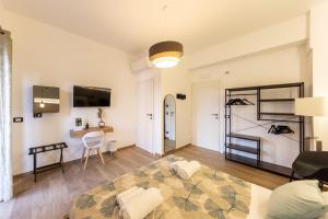 卡塔尼亚Armony Luxury Suites的带沙发和桌子的客厅