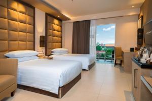 Postel nebo postele na pokoji v ubytování Eastparc Hotel Yogyakarta