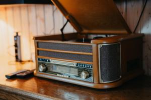 an old radio sitting on top of a table at Altes Häusle am Waschbach-Weinstock in Edenkoben