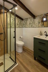 un baño con inodoro y lavabo en El Carmen Valencia, apartamento estudio con terraza, en Valencia